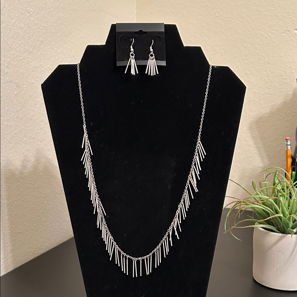 ☀️ 3 $15 Items for $25 ☀️ American Eagle Outfitters Silver Dangle Necklace Set